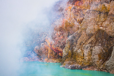 伊真火山湖上的雾