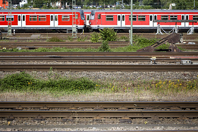铁路轨道和红色火车