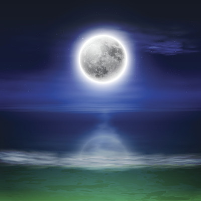 夜晚满月的海滩