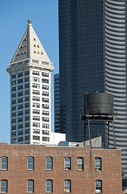 华盛顿州西雅图市中心的水塔和办公楼