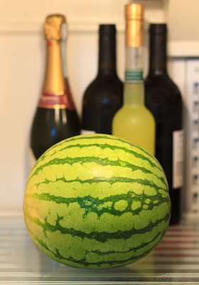 派对时间:冰箱里的西瓜;酒精在后台