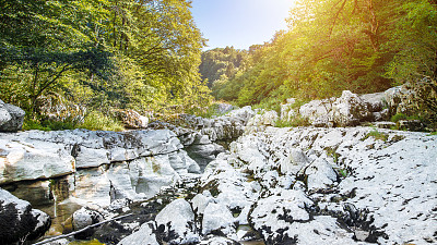 极端地形侵蚀岩石形成的水坑风景在法国