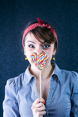 糖果女孩藏着她的嘴唇