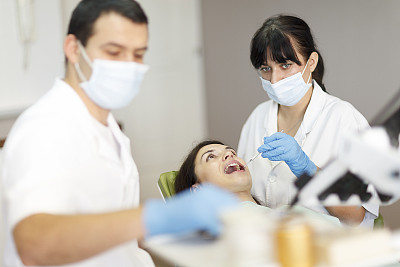牙科诊所治疗牙痛的牙医