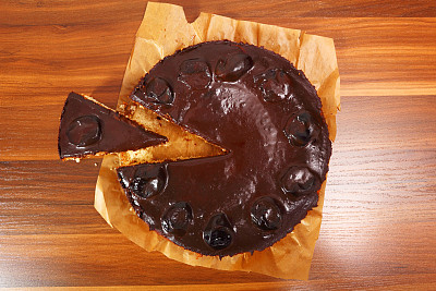 巧克力海绵蛋糕配西梅干和太妃糖酱
