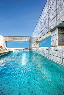 屋顶游泳池的蓝色水