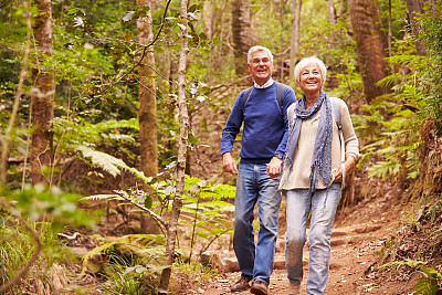 一对老年夫妇在森林里散步
