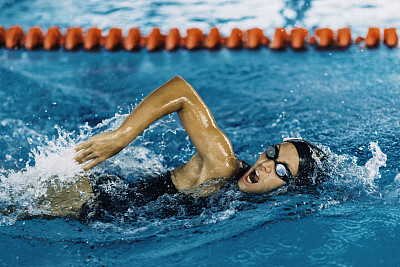 女性Frestyle游泳