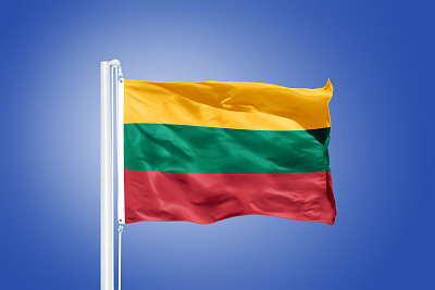 立陶宛国旗在蓝天下飘扬