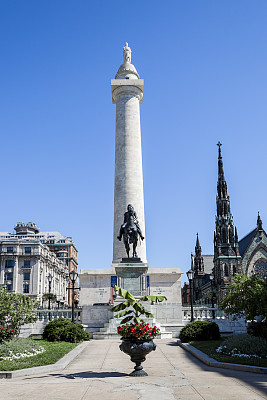 前面的华盛顿纪念碑在马里兰州巴尔的摩市