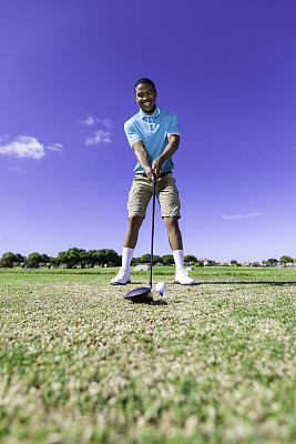 非洲高尔夫球手准备驾驶高尔夫球