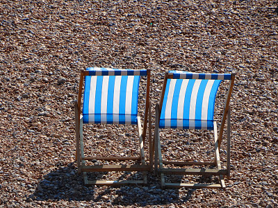 石滩上的蓝白条纹躺椅