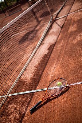 网球场，有网球和球拍