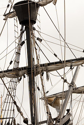 高高的老式帆船的桅杆和帆。