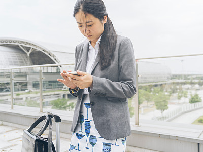 亚洲女性使用手机