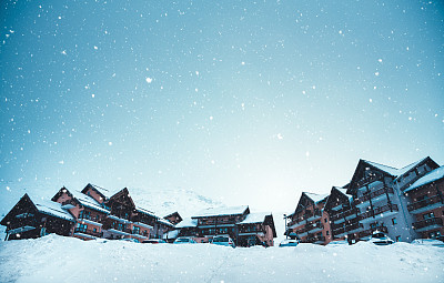 雪天上的滑雪村