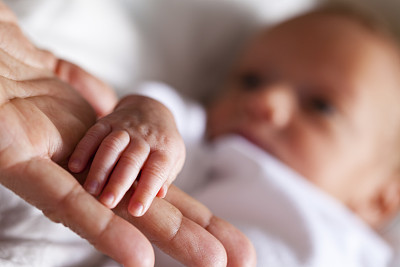 新生儿握着母亲的手