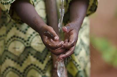 非洲儿童收集清洁水项目的标志