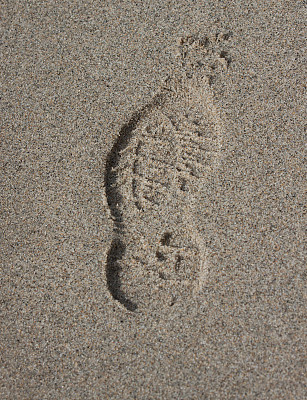 沙滩上的鞋印