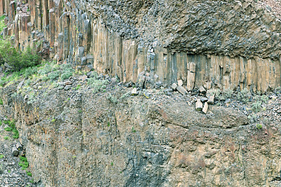 古代熔岩形成的玄武岩柱破碎