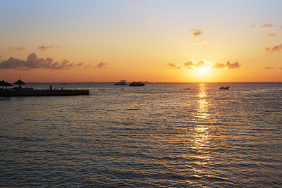 度假景观- isla Mujeres北海滩日落，坎昆，尤卡坦，墨西哥
