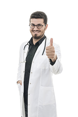 年轻医生微笑着竖起大拇指
