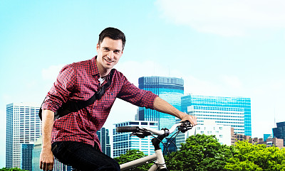 在城市户外微笑的自行车手