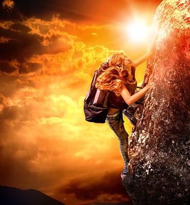 背包攀岩的女游客