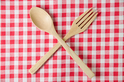 红白相间的桌布，木勺放在桌上
