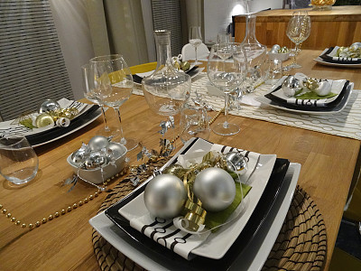 圣诞餐桌的餐垫/餐具，装饰物和装饰品