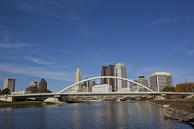 俄亥俄州哥伦布市的天际线，前景是主街桥