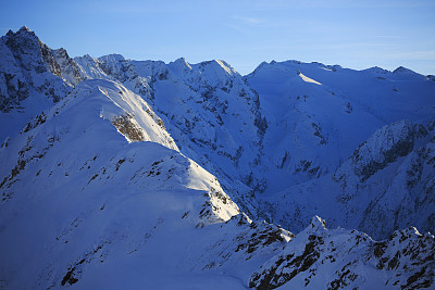 美丽的冬季风景阿尔卑斯山山顶的雪