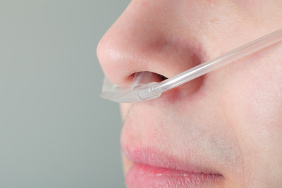 氧气管插在病人的鼻子里