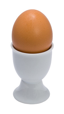 鸡蛋杯上的棕色鸡蛋