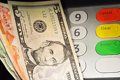 从ATM机的键盘上取出的美元钞票