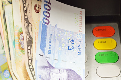 从ATM机的键盘上取出的美元钞票