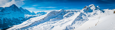 轻盈的白雪在山峰上滑雪瑞士阿尔卑斯山全景