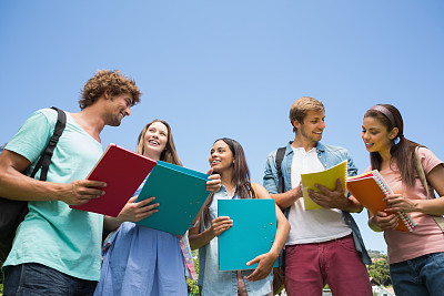 学生们站在一起聊天