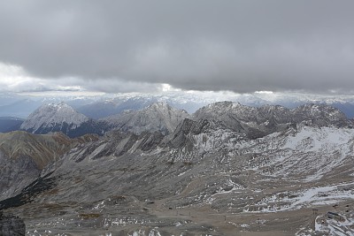 从Zugspitze到Weisbes Tal的山脉