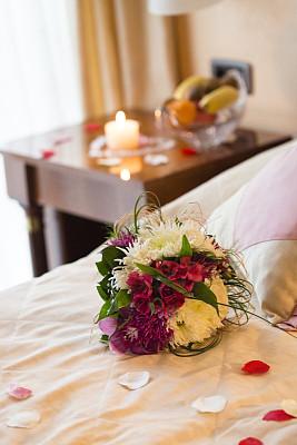 酒店房间床上的花束