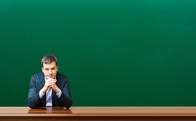 教授以黑板为背景