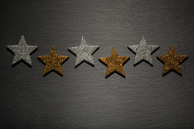 六颗银色和金色的星星排成一列