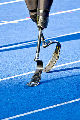 残疾人短跑运动员走