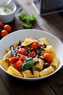 用茄子和樱桃番茄做的传统意大利面食