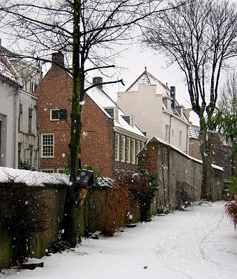 冬天的中世纪街道。荷兰奈梅亨