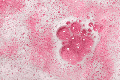 洗碗布上的肥皂泡(粉红色)