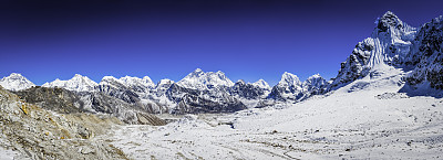 蓝色的高海拔天空在珠穆朗玛峰，喜马拉雅山脉尼泊尔
