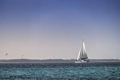 加勒比海岛屿上绿松石色水域中的帆船