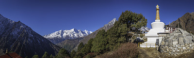 尼泊尔喜马拉雅山脉腾博寺的佛塔