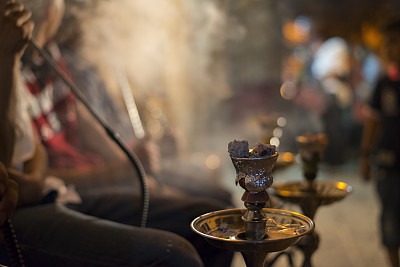 在耶路撒冷穆斯林聚居区，人们正在吸食纳吉拉烟